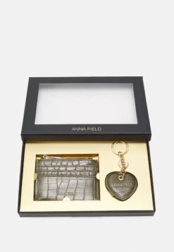 Anna Field SET - Geldbörse - Khaki 13 Anna Field SET - Geldbörse - Khaki -Anna Field Verkaufsgeschäft f9313a6a271b4c5faf985e4bf51b0283